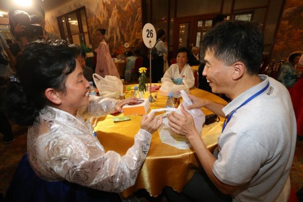 South Korean Na Sung-pil (R), 51, talks with his North Korean relative Ra Soon Ok (L), 58, on the second day of a separated family reunion event at the Mount Kumgang resort on the North's southeastern coast on August 21, 2018. With tears and cries, dozens of elderly and frail South and North Korean family members met on August 20 for the first time since the peninsula and their relationships were torn apart by war nearly 70 years ago. / AFP PHOTO / KOREA POOL / KOREA POOL / South Korea OUT / REPUBLIC OF KOREA OUT