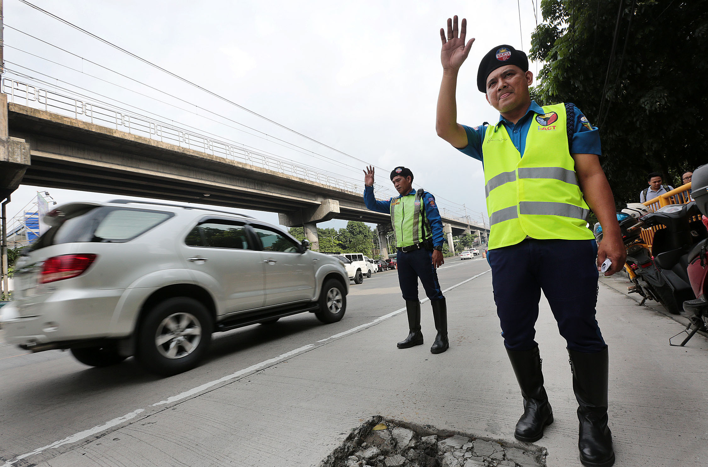 HIGH OCCUPANCY VEHICLE SCHEME / AUGUST 15, 2018 Traffic enforcers of the Metro Manila Development Authority (MMDA) monitor vehicles along Epifanio de los Santos Avenue (EDSA) at the start of the weeklong dry run on Wednesday, August 15, 2018, of the High Occupancy Vehicle (HOV) traffic scheme.  The scheme aims to reduce the volume of vehicles especially private cars along EDSA during rush hours as it prohibits vehicles with drivers only to pass through the highway.  INQUIRER PHOTO / GRIG C. MONTEGRANDE