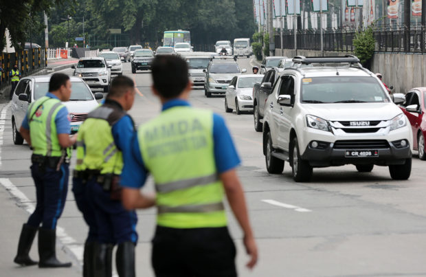 edsa HIGH OCCUPANCY VEHICLE SCHEME / AUGUST 15, 2018 Traffic enforcers of the Metro Manila Development Authority (MMDA) monitors vehicles along Epifanio de los Santos Avenue (EDSA) at the start of the weeklong dry run on Wednesday, August 15, 2018, of the High Occupancy Vehicle (HOV) traffic scheme. The scheme aims to reduce the volume of vehicles especially private cars along EDSA during rush hours as it prohibits vehicles with drivers only to pass through the highway. INQUIRER PHOTO / GRIG C. MONTEGRANDE