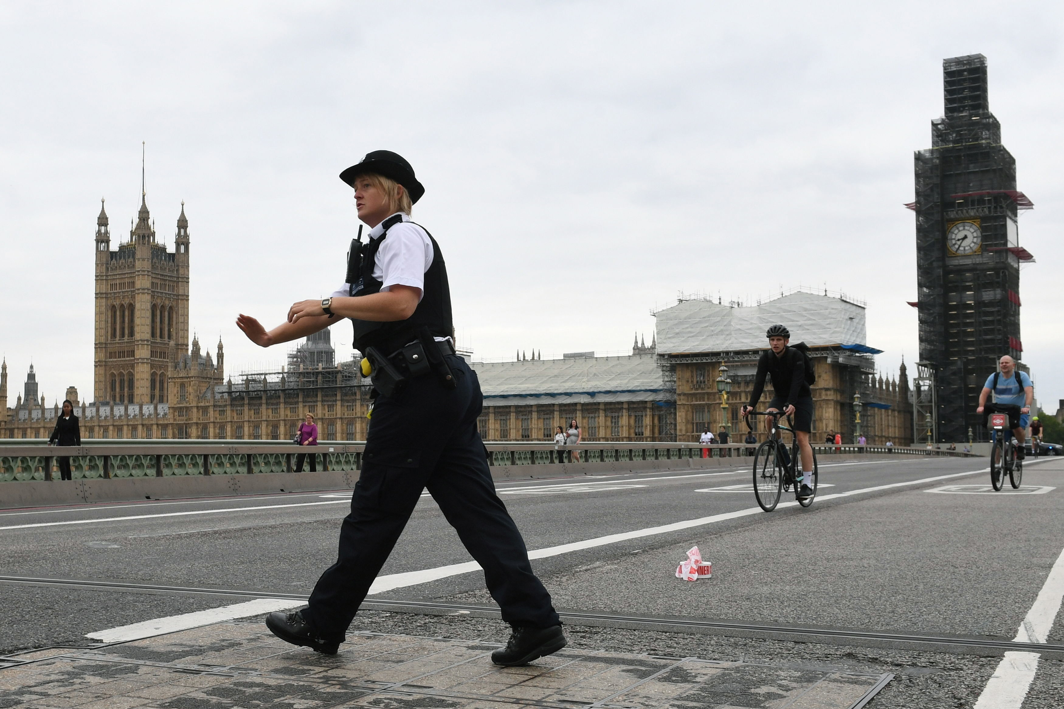 Проблемы лондона. Кроудин Лондон. События в Лондоне. Солдаты в Лондоне со шляпой. Полиция Британия парламент.