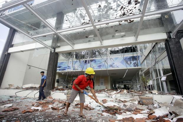 Indonesia quake - damaged building