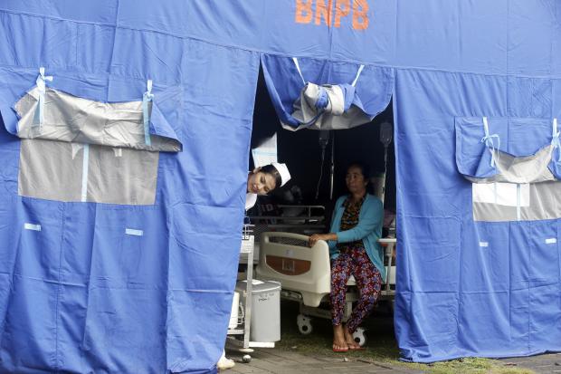 Indonesia quake - nurse in hospital tent