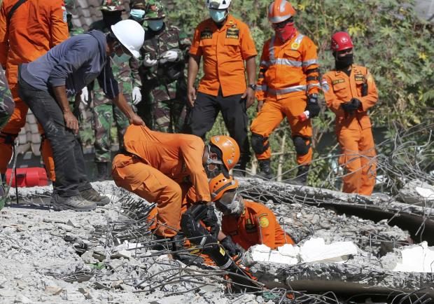 Indonesia quake - rescuers at collapsed mosque