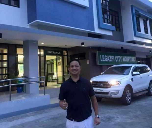 Noel Rosal in front of Legazpi City Hospital