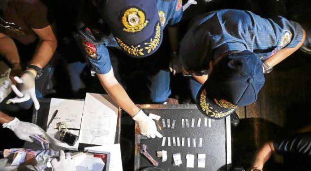 BAR FINE National Capital Region Police Chief Guillermo Eleazar and Southern Police District Chief Tomas Apolinario Jr. inspect drugs found at the premises of Time Bar in Makati City.—GRIG C. MONTEGRANDE