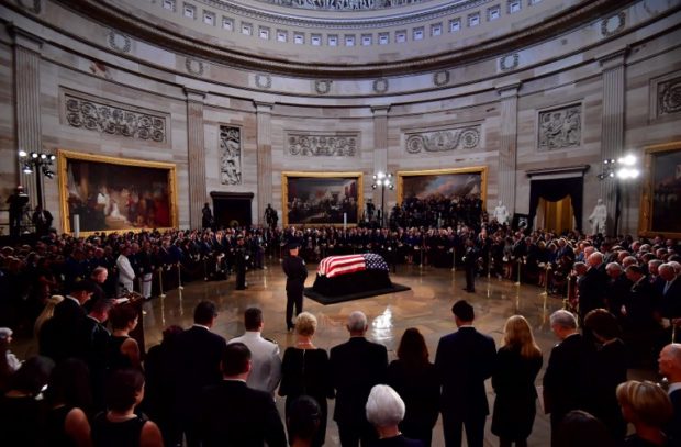 The flag-draped casket of the late US Senator John McCain lies in state in the US Capitol Rotunda in Washington, DC, August 31, 2018. / AFP PHOTO / POOL AND UPI / KEN CEDENO