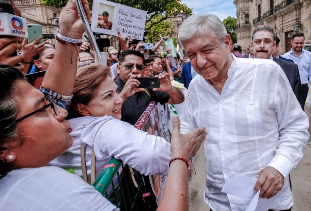 Mexican President-elect Andres Manuel Lopez Obrador greets people upon arriving at the Jalisco Palace of Government, in Guadalajara, Jalisco State, Mexico, for a meeting with Governor Aristoteles Sandoval on September 18, 2018 as part of his national tour to thank those who supported and voted for him in the July 1 elections. Anti-establishment leftist Lopez Obrador, who won a landslide election victory in July by pillorying the crime and corruption he blamed on President Enrique Pena Nieto and Mexico's ruling "mafia of power", will take office on December 1. / AFP PHOTO / Ulises Ruiz