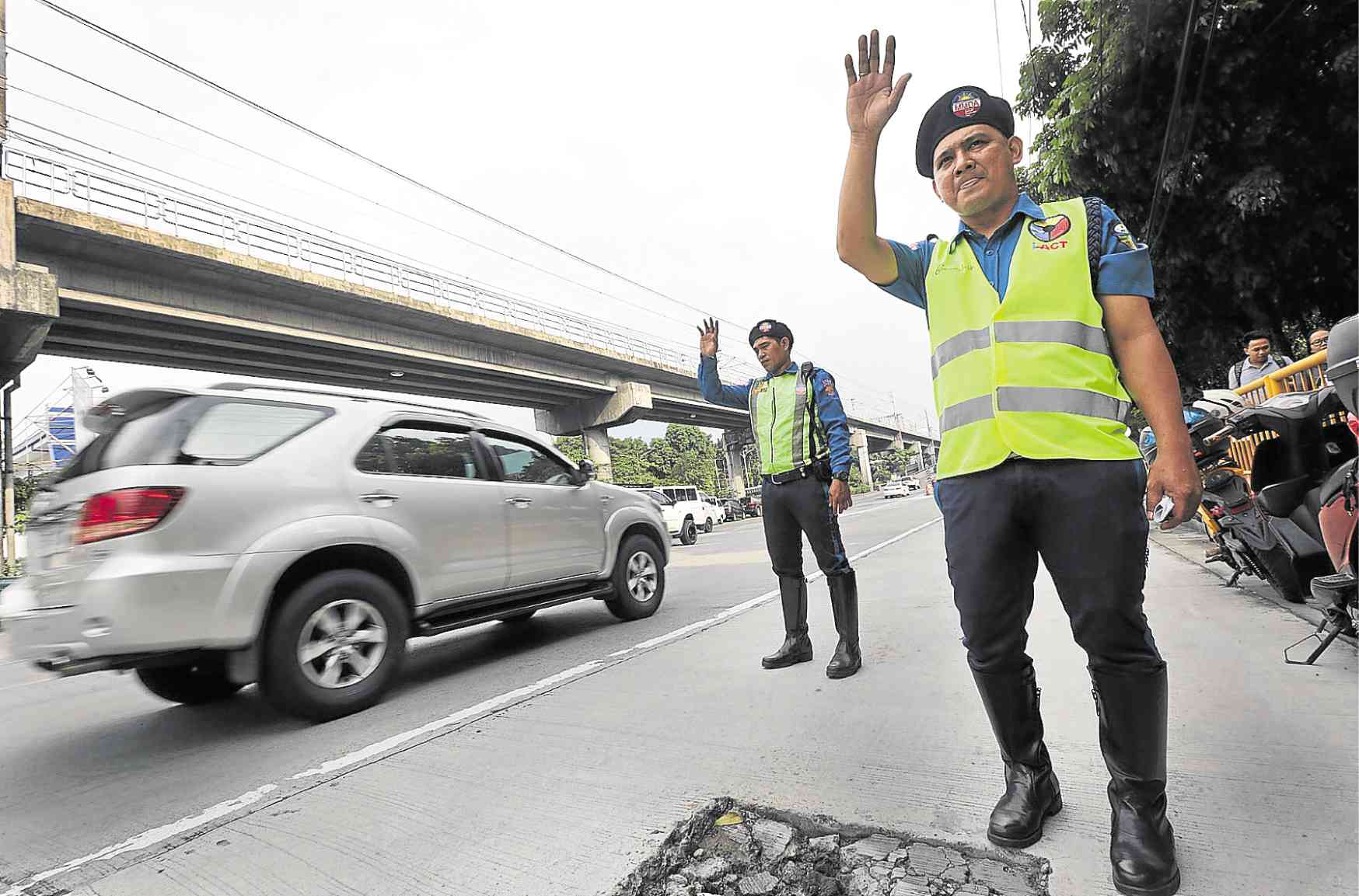 MMDA: Over 1,600 traffic personnel to assist motorists this Holy Week