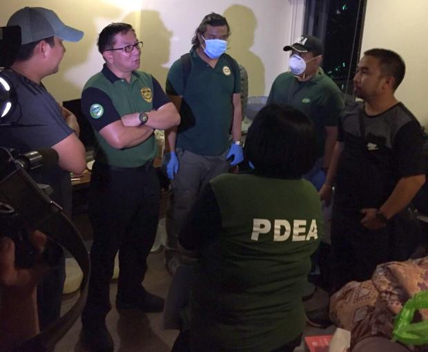 Aaron Aquino with PDEA agents