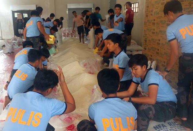 Cops repacking DSWD relief good
