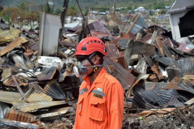 indonesia Difa Pramudya takes part in search and rescue operations in the hard-hit area of Balaroa in Palu on October 8, 2018, following the September 28 earthquake and tsunami. - Nearly 2000 bodies have been recovered from Palu since an earthquake and tsunami struck the Indonesian city, an official said on October 8, warning the number would rise with thousands still missing. (Photo by ADEK BERRY / AFP)