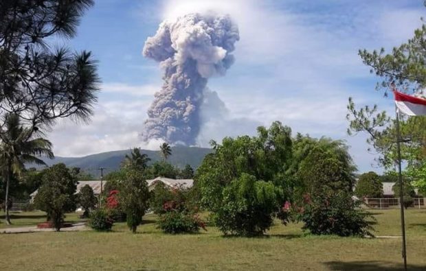North Sulawesi's Mount Soputan erupts at 8:47 a.m. on Oct. 3, spewing a column of ash into the skies above Minahasa regency. The Center for Volcanology and Geological Hazard Mitigation (CVGHM) has raised the volcano's alert status to Level III (alert). (Courtesy of BNPB; The Jakarta Post/Asia News Network)