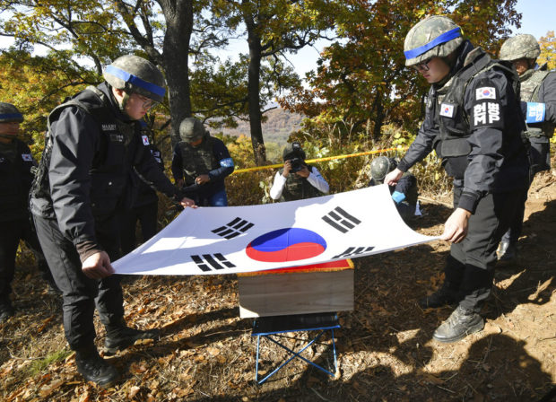 Koreas, UN finish removing firearms from border village