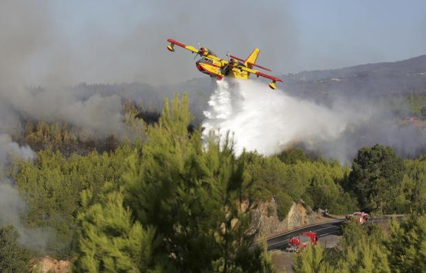 Firefighting plane in Portugal wildfire