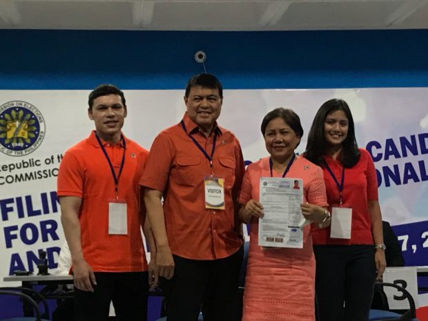 Cynthia Villar with her family at Comelec. CATHRINE GONZALES, INQUIRER.net