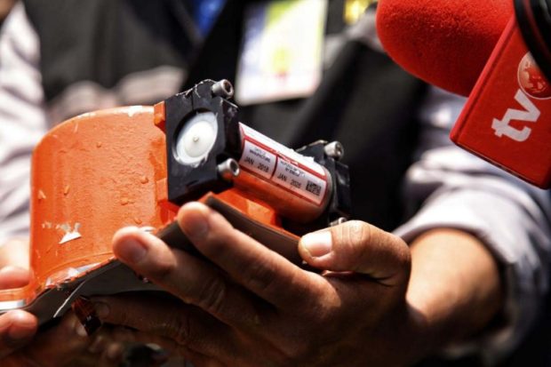 Officials show part of the ill-fated Lion Air flight JT 610's black box, an FDR (flight data recorder), after it was recovered from the Java Sea, during search operations in the waters off Karawang on November 1, 2018. - One black box from the crashed Lion Air jet has been recovered, the head of Indonesia's National Transportation Safety Committee said on November 1, which could be critical to establishing why the brand new plane fell out of the sky. (Photo by Pradita UTAMA / AFP)