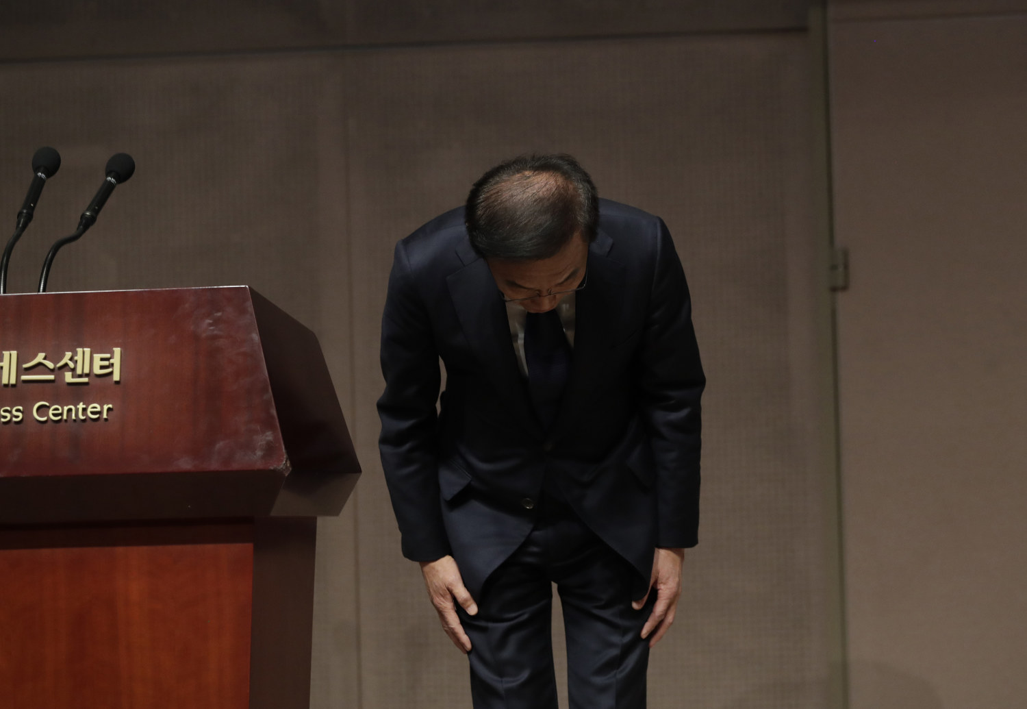 Kinam Kim, President & CEO, Device Solutions, Samsung Electronics bows in apology in Seoul, South Korea, Friday, Nov. 23, 2018. Samsung Electronics has apologized for the sickness and deaths of some of its workers, saying it failed to create a safe working environment at its computer chip and display factories. (AP Photo/Lee Jin-man)