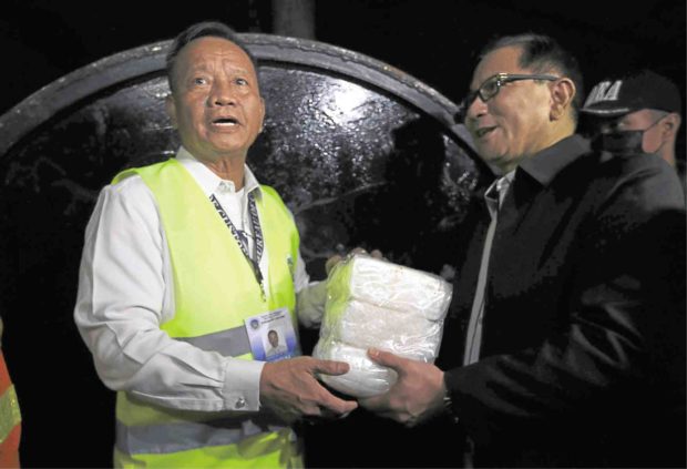 FINDING ‘SHABU’ Former Customs Commissioner Isidro Lapeña shows “shabu” worth P3.4 billion discovered inside a magnetic lifter at Manila International Container Terminal on Aug. 7. But more shabu, worth P11 billion, had already gotten out, and he himself would be out of the bureau by October.