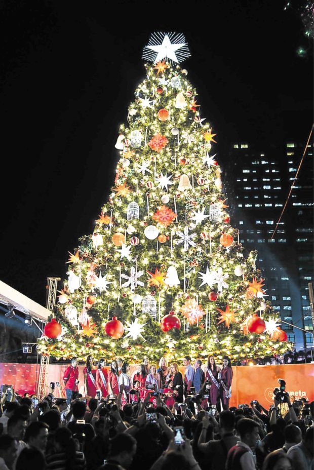 100-FOOT-HIGH ATTRACTION Christmas has come to Araneta Center. —Contributed photo