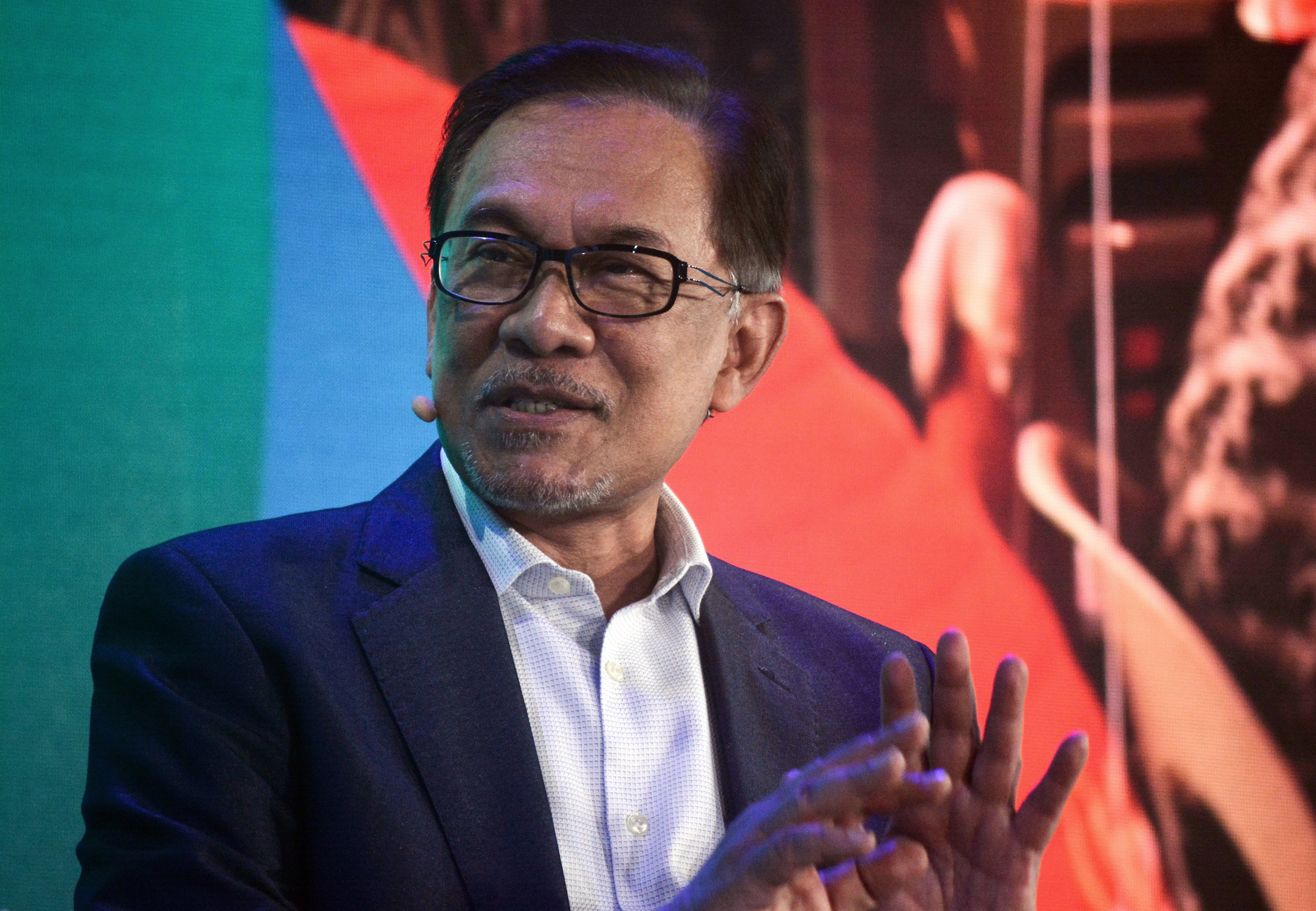 Anwar says wanted 1MDB suspect to get fair trial | Inquirer News