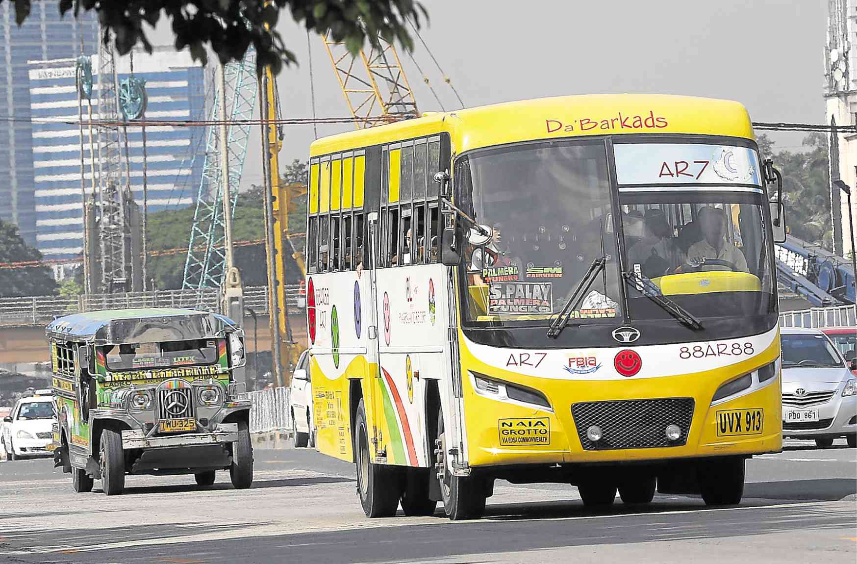 Policemen, soldiers get 20 percent fare discount on buses