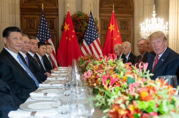 china US President Donald Trump (R) and China's President Xi Jinping (L) along with members of their delegations, hold a dinner meeting at the end of the G20 Leaders' Summit in Buenos Aires, on December 01, 2018. - US President Donald Trump and his Chinese counterpart Xi Jinping had the future of their trade dispute -- and broader rivalry between the world's two top economies -- on the menu at a high-stakes dinner Saturday. (Photo by SAUL LOEB / AFP)