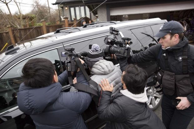 News media follow a car carrying Huawei Technologies Chief Financial Officer Meng Wanzhou and her security detail as they departs Meng's home after she was released on bail in Vancouver, British Columbia on December 12, 2018. - Meng Wanzhou was released on Can$10 million (US$7.5 million) bail on December 11 in a case that has rattled relations between China, the US and Canada. (Photo by Jason Redmond / AFP)