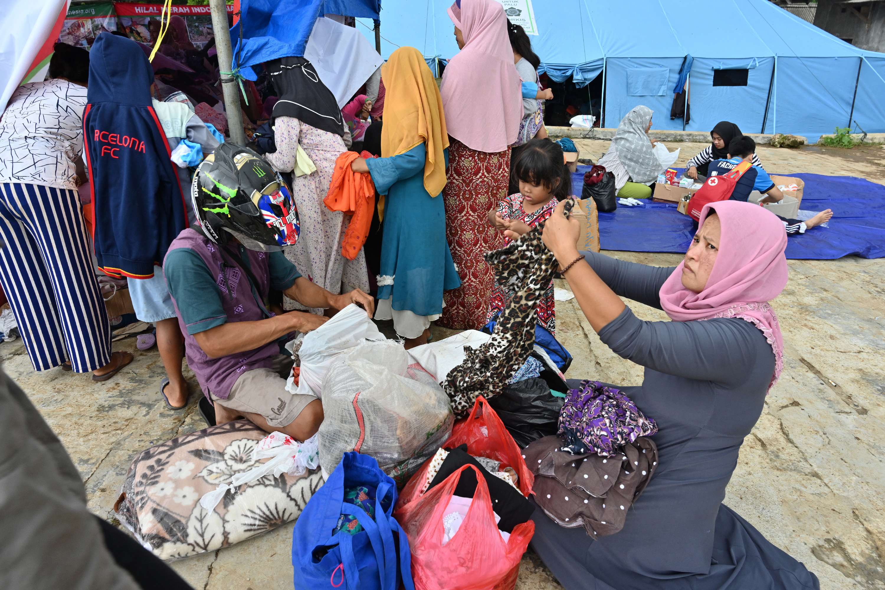 Sick, hungry Indonesia tsunami survivors cram shelters