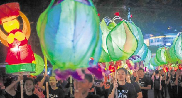 PARADE OF LIGHTS The summer capital is aglow as Saint Louis University holds its annual lantern parade to mark the Christmas season in Baguio City.  —RICHARD BALONGLONG