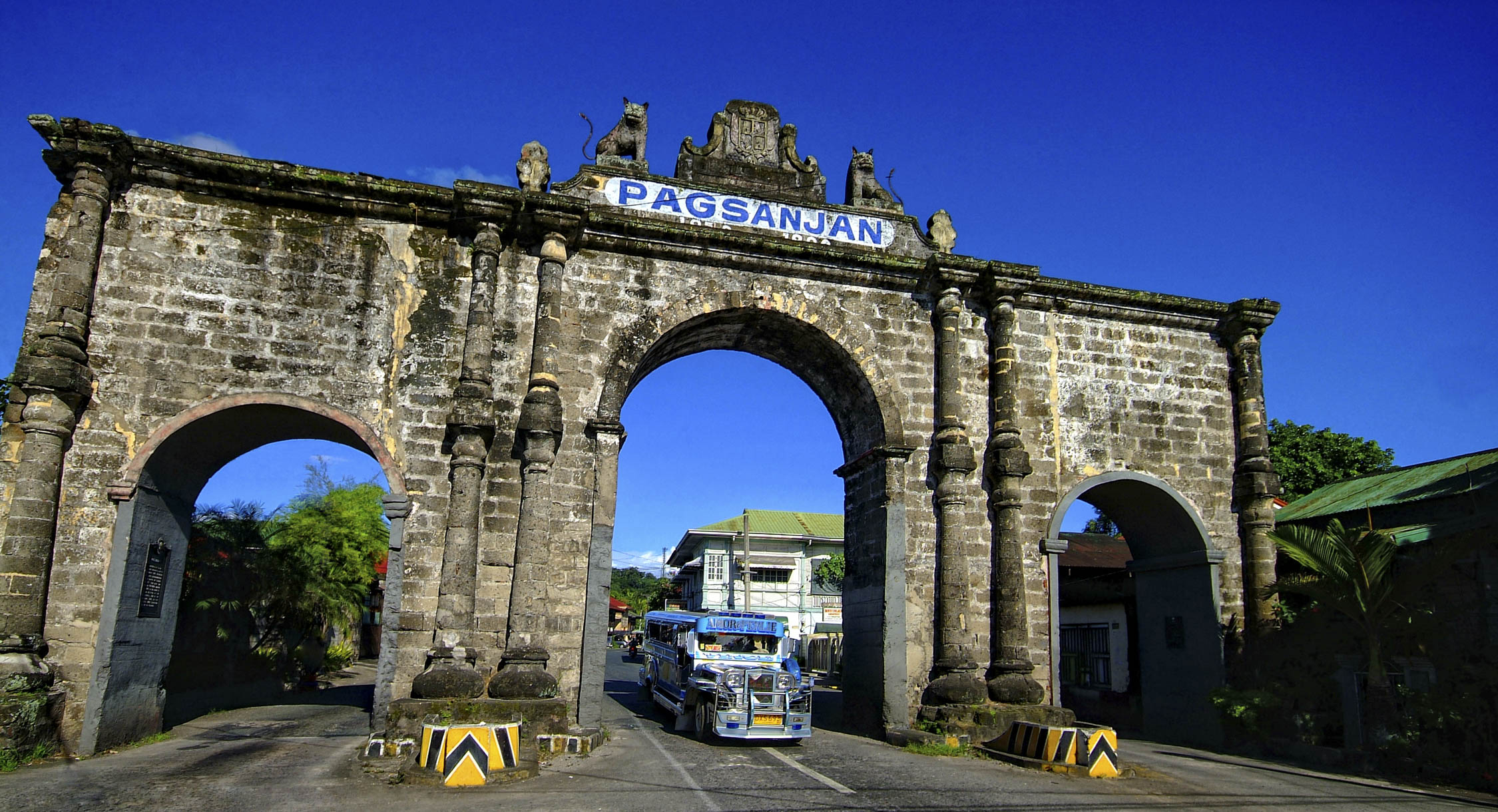 Historic arch reminds Pagsanjan of glorious days