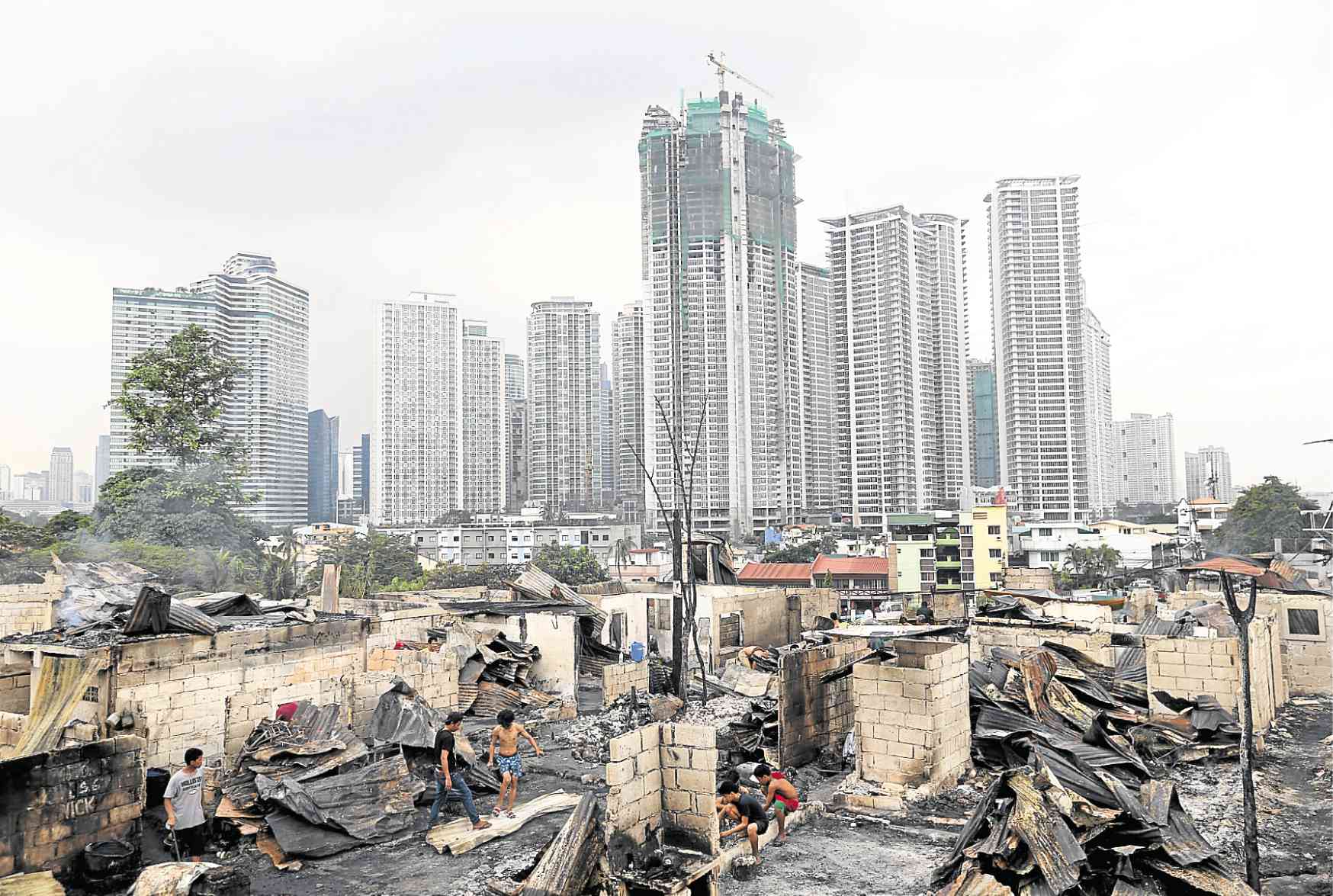 4hour fire in Makati ‘danger zone’ leaves 450 families homeless