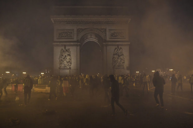20181202 Paris France Yellow Vest Protest Oil Car Burning
