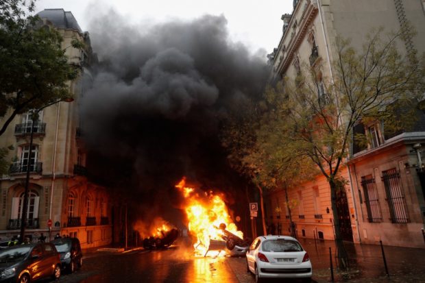 20181202 Paris France Yellow Vest Protest Oil Car Burning