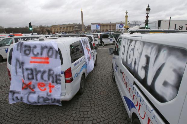 Paramedics join protest in Paris