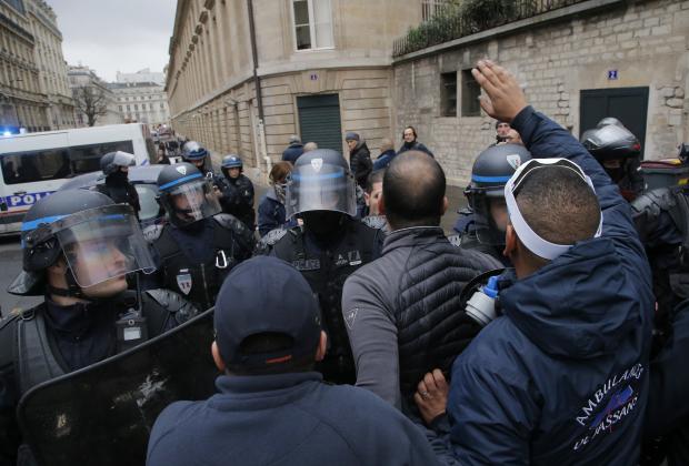 Ambulance drivers face riot police in Paris