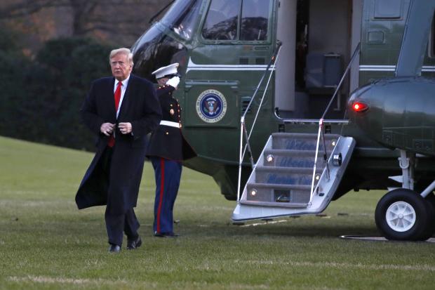 Donald Trup gets off Marine One