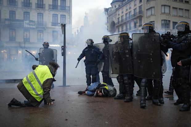 Protesters face riot cops in Lyon in France