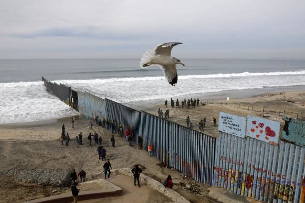 Migrants at seaside US-Mexico border