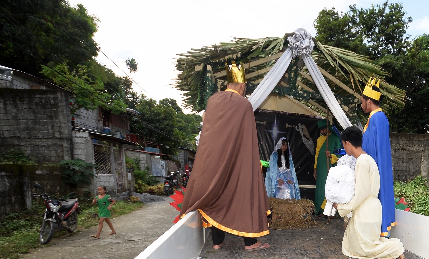 Street children remember birth of Jesus in ‘carroza’ pageant