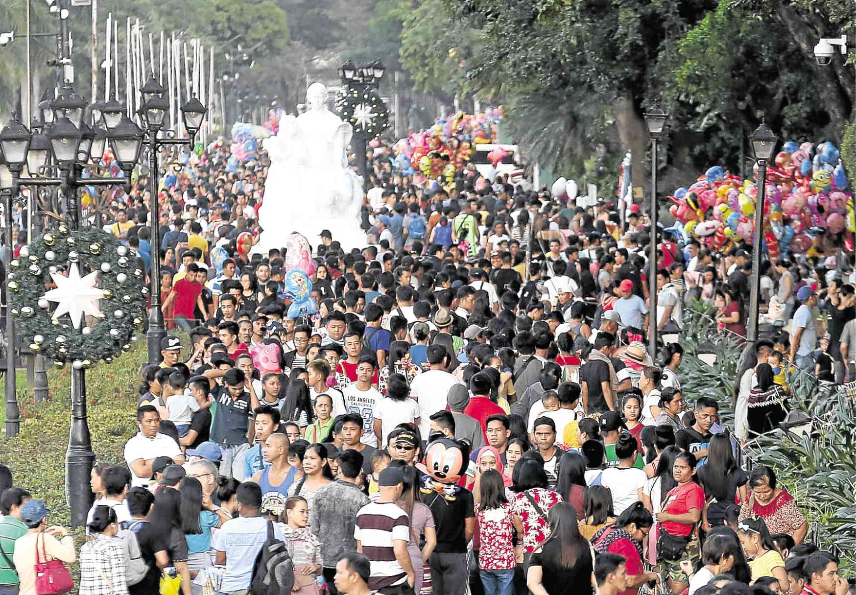 Christmas Day revelers leave truckloads of trash at Rizal Park