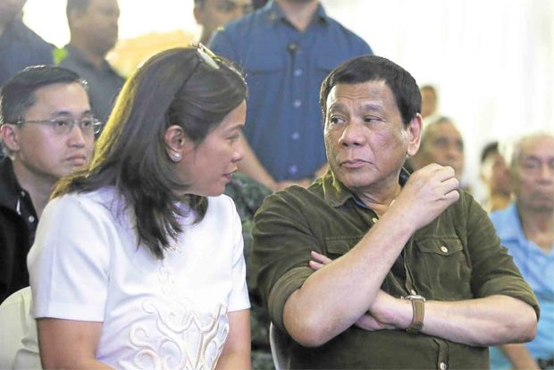PLEDGE OF SUPPORT President Duterte condoles with Gertrudes Duran-Batocabe, widow of slain Ako Bicol Rep. Rodel Batocabe, during a visit to the lawmaker’s wake in Daraga, Albay. —MALACAÑANG PHOTO