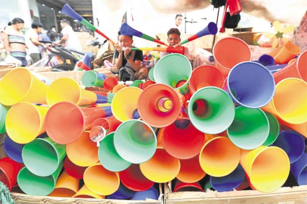 BETTER THAN BIG BANGS It’s that time of the year when it’s just fine to literally toot one’s own horn—and there’s plenty up for grabs in Manila’s Divisoria market—rather than risk life and limb by lighting firecrackers. The Metro Manila police hope to limit the use of these dangerous noisemakers by designating about 400 “community firecracker zones” across the capital. MARIANNE BERMUDEZ