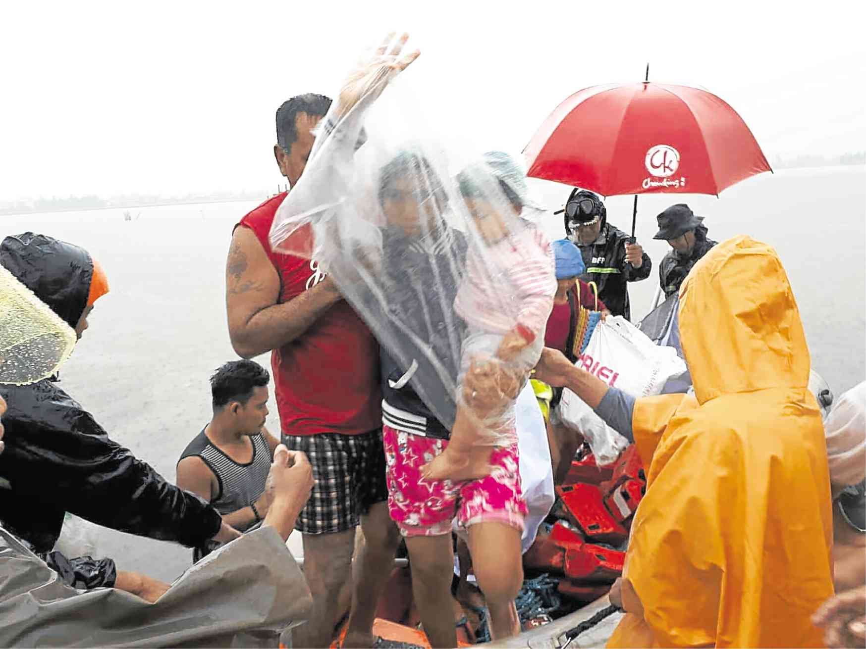 YEAR-END STORM Tropical Depression “Usman” dumped heavy rain on Eastern Visayas and Bicol provinces on Friday and Saturday, triggering floods and landslides that killed at least nine people, including four children, and displaced thousands of families. —MICHAEL B. JAUCIAN
