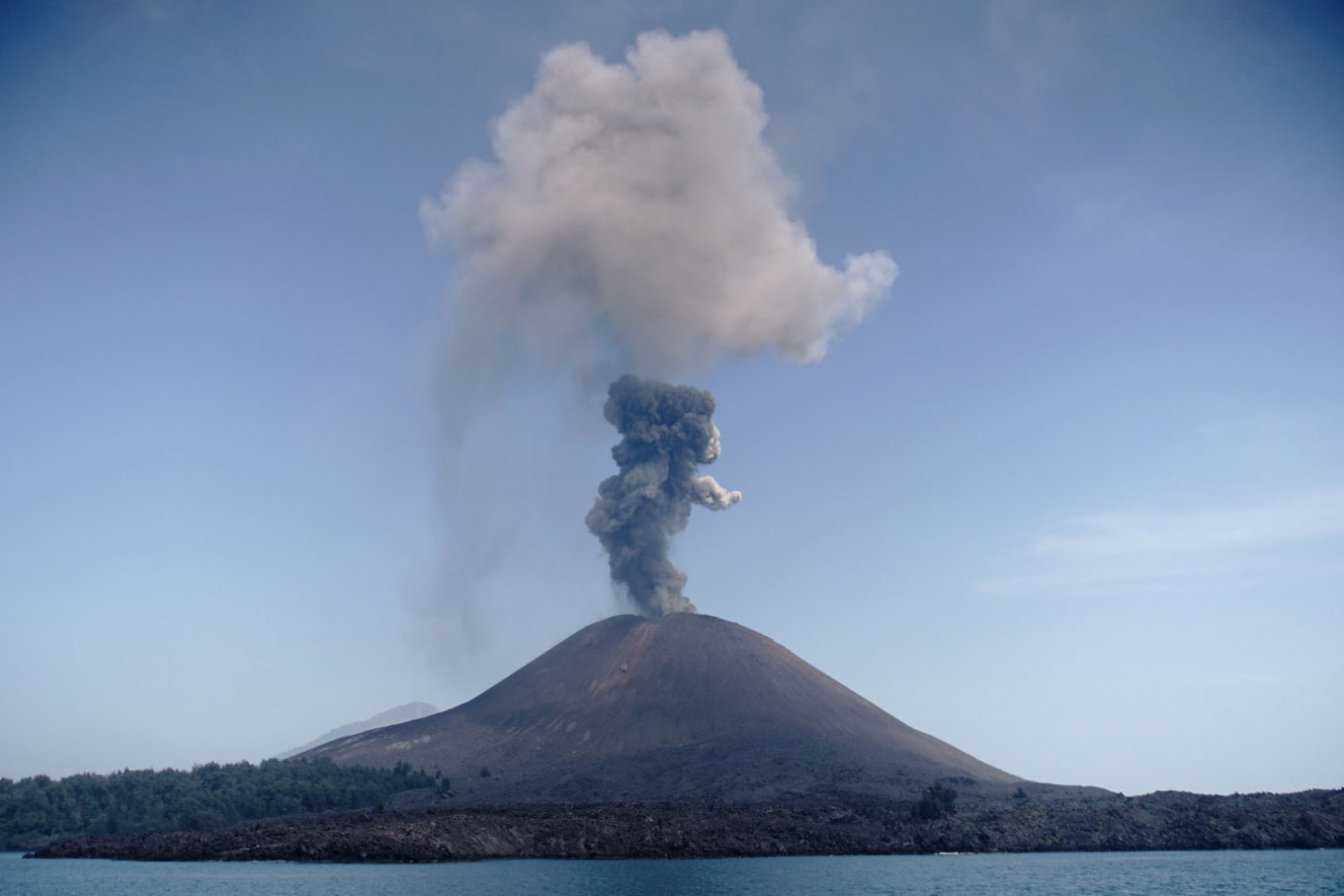 Tsunami survivors recall higher waves, louder rumbles, brighter lava from Anak Krakatau