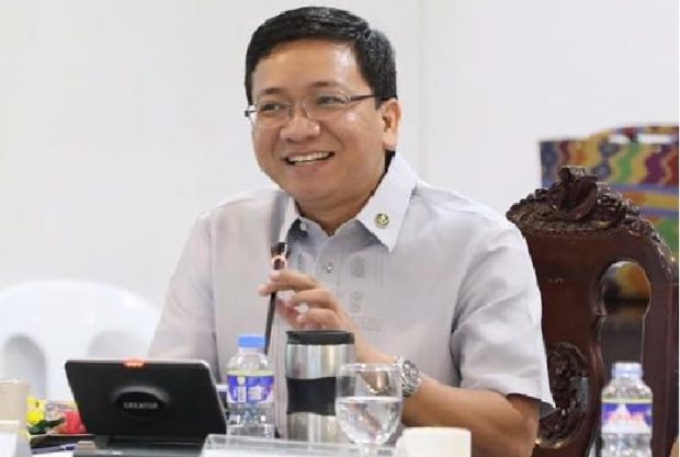 Interior Undersecretary Jonathan Malaya on Friday clarified his previous statement on telling workers to avoid AstraZeneca vaccines in relation to the “no vaccination, no ride” policy, saying the gap before the second dose of British-made vaccine is actually at par with other vaccines. 