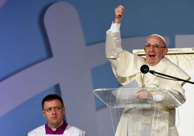 Pope Francis (R) presides over an evening vigil with young people at the Campo San Juan Pablo II in Panama City, on January 26, 2019. - Pope Francis will meet young student priests on Saturday on the fourth day of his visit to Panama for World Youth Day celebrations, a day after the clergy sex abuse scandal haunting his papacy returned to the spotlight. (Photo by Alberto PIZZOLI / AFP)