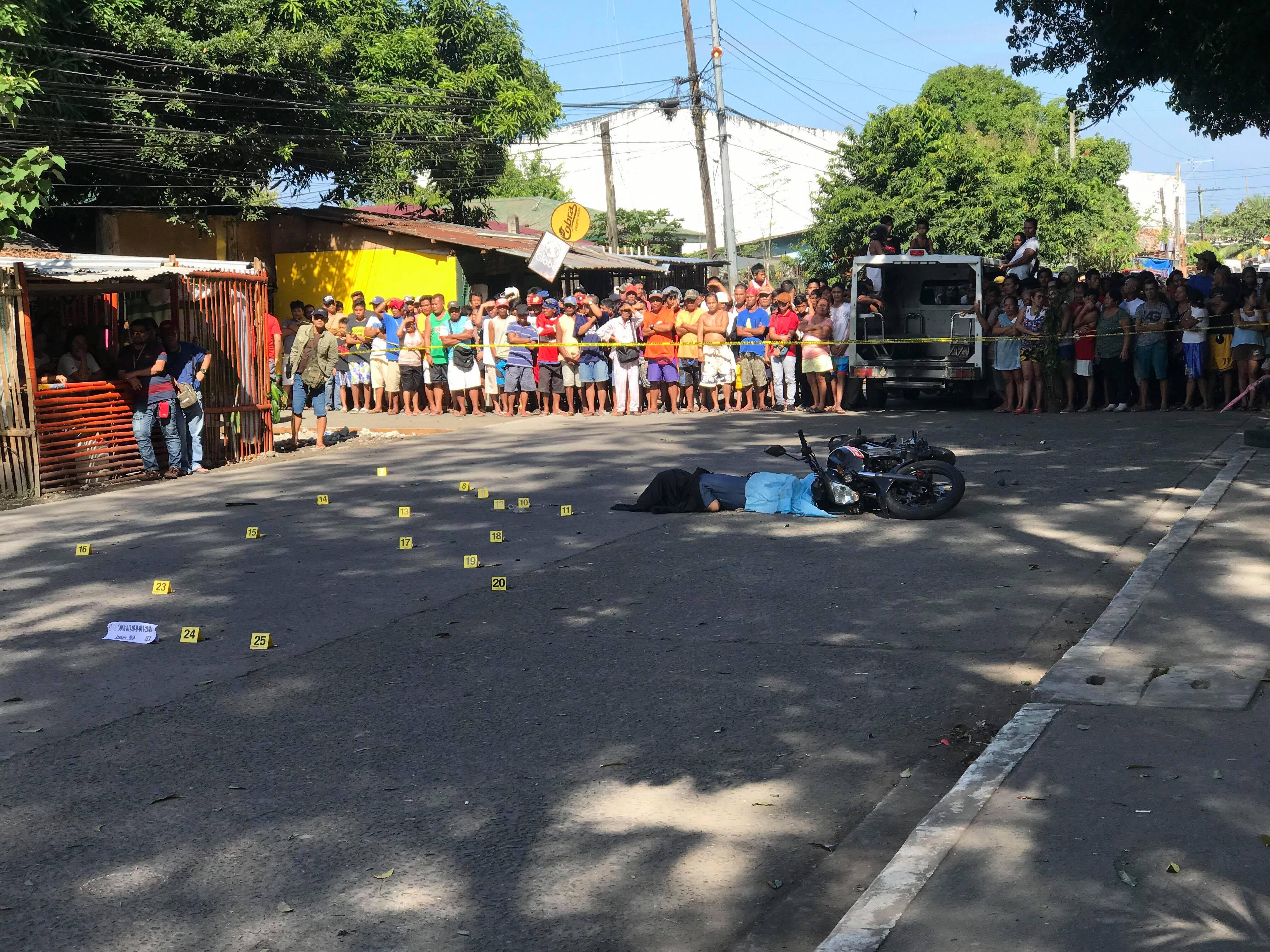 SPO4 Oscar Exaltado, deputy police chief of Bacolod City Police Office (BCPO) Station 6 slumps on the ground after he was shot dead by unidentified gunmen while driving to work about 8 a.m. on Saturday at Barangay Singcang Airport, Bacolod City. Photo by radio station dyEZ