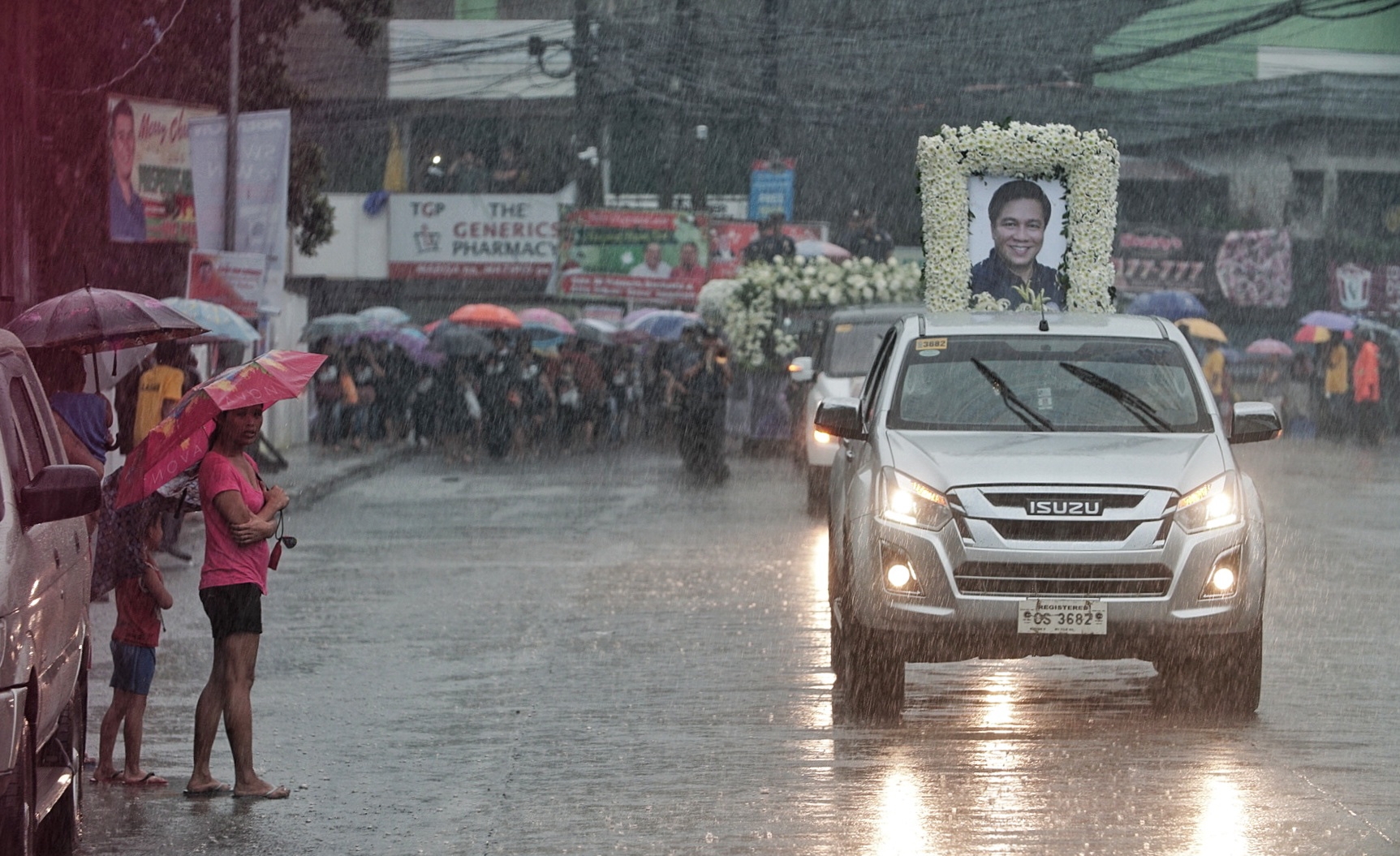 CONG. BATOCABE FUNERAL PROCESSION / DECEMBER 31, 2018 Drenched with heavy rain supporters joined the funeral march to the Daraga Cemetery after Cong. Rhodel Batocabe internment in Our Lady of the gate parish in Daraga town, Albay parish on December 31, 2018, Monday. PHOTO BY MARK ALVIC ESPLANA / INQUIRER SOUTHERN LUZON