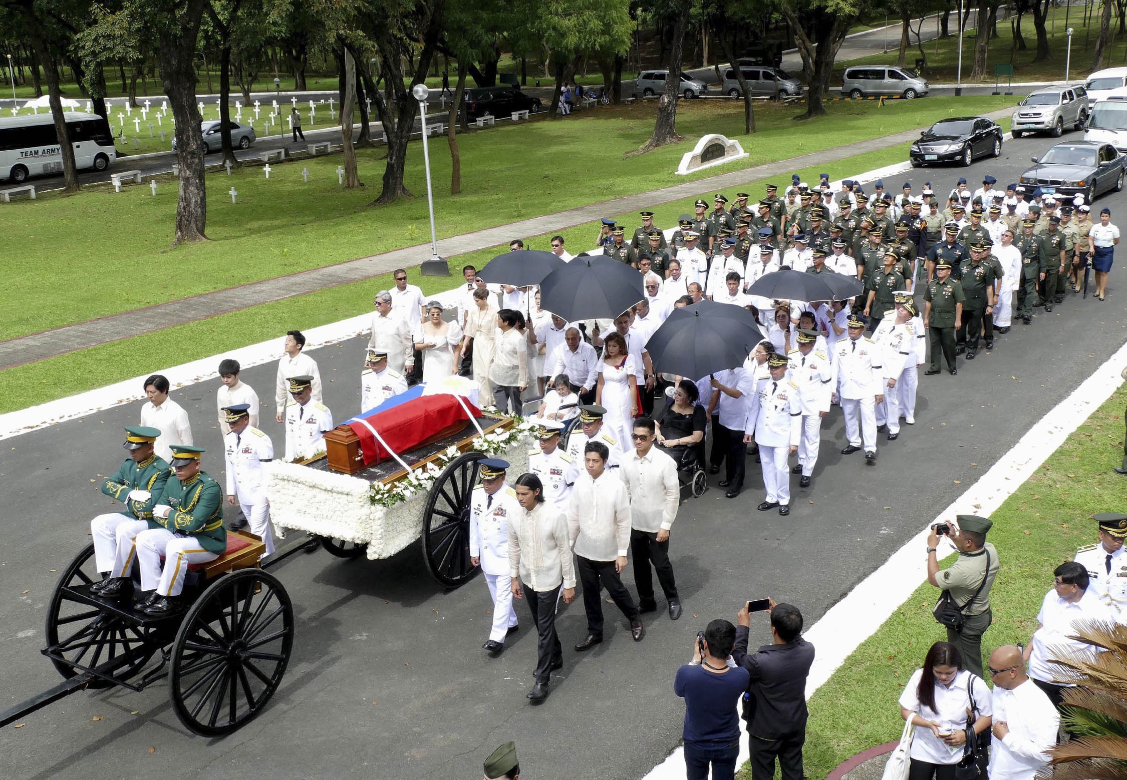 SNEAKY STATE BURIAL The chaison carrying the casket of strongman President Ferdinand Marcos in a funeral march at Libingan ng mga Bayani on Nov. 18, 2016. —MARCOSPRESIDENTIALCENTER