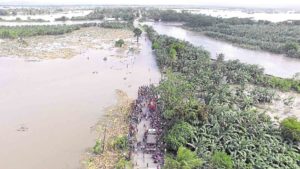 STRANDED Motorists are stranded as floodwaters submerge a section of the Strong Republic Nautical Highway in Calapan City, Oriental Mindoro. —PHOTO COURTESY OF ORIENTAL MINDORO PUBLIC INFORMATION OFFICE